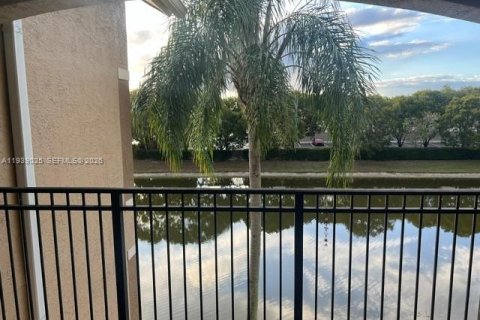 Condominio en Pembroke Pines, Florida, 1 dormitorio № 1999093