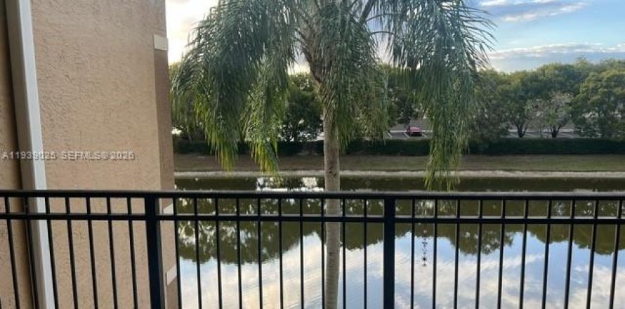 Кондоминиум с 1 спальней в Пемброк-Пайнс, Флорида № 1999093