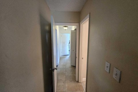 House in Tamarac, Florida 3 bedrooms, 151.52 sq.m. № 2261641 - photo 15