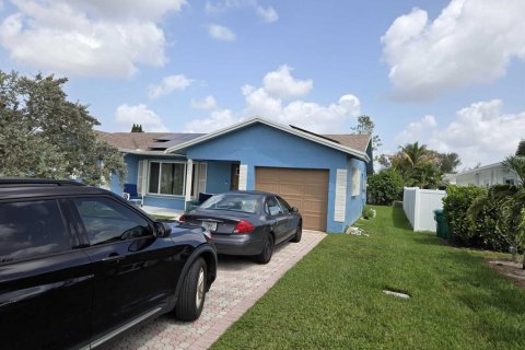 House in Tamarac, Florida 3 bedrooms, 151.52 sq.m. № 2261641