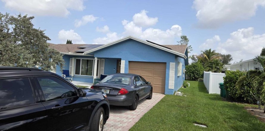 House in Tamarac, Florida 3 bedrooms, 151.52 sq.m. № 2261641