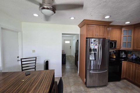 House in Tamarac, Florida 3 bedrooms, 151.52 sq.m. № 2261641 - photo 10