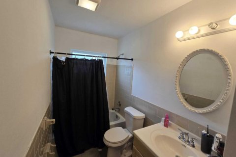 House in Tamarac, Florida 3 bedrooms, 151.52 sq.m. № 2261641 - photo 13