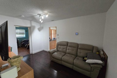 House in Tamarac, Florida 3 bedrooms, 151.52 sq.m. № 2261641 - photo 8