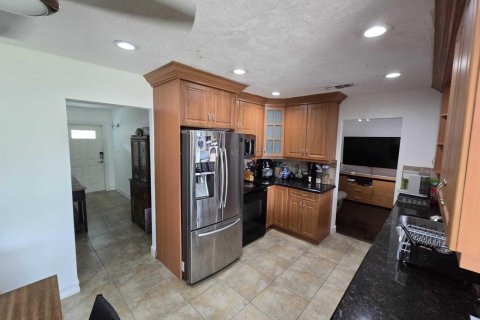 House in Tamarac, Florida 3 bedrooms, 151.52 sq.m. № 2261641 - photo 12