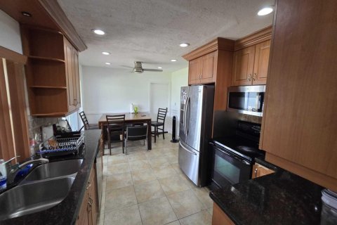 House in Tamarac, Florida 3 bedrooms, 151.52 sq.m. № 2261641 - photo 11