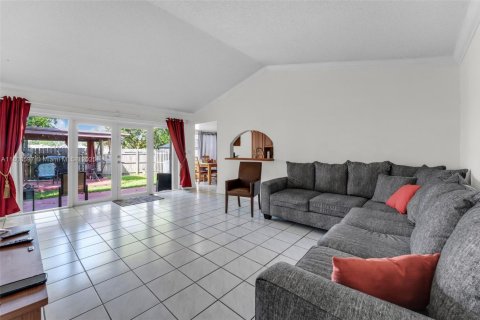 Townhouse in Cutler Bay, Florida 3 bedrooms, 115.2 sq.m. № 1746001 - photo 4
