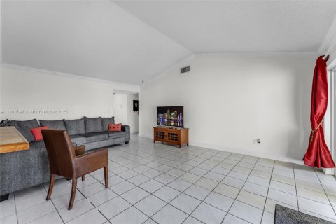Townhouse in Cutler Bay, Florida 3 bedrooms, 115.2 sq.m. № 1746001 - photo 5