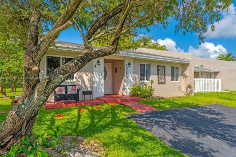 Townhouse in Cutler Bay, Florida 3 bedrooms, 115.2 sq.m. № 1746001 - photo 3