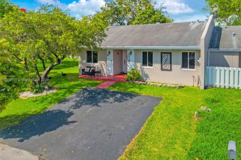 Townhouse in Cutler Bay, Florida 3 bedrooms, 115.2 sq.m. № 1746001 - photo 1
