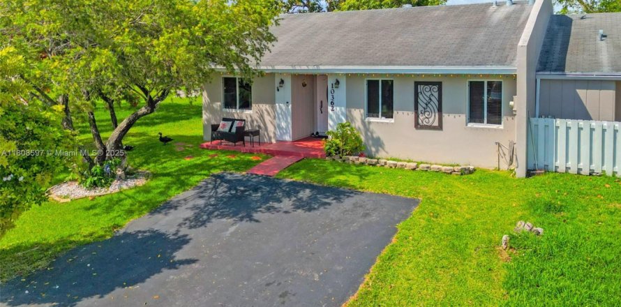 Townhouse in Cutler Bay, Florida 3 bedrooms, 115.2 sq.m. № 1746001