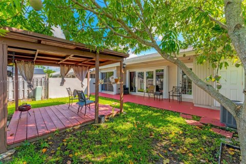 Townhouse in Cutler Bay, Florida 3 bedrooms, 115.2 sq.m. № 1746001 - photo 17