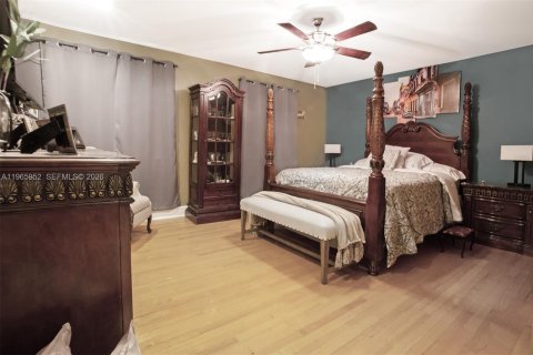 House in Homestead, Florida 5 bedrooms, 216.18 sq.m. № 2030605 - photo 21