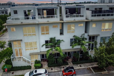 Townhouse in LANDMARK in Doral, Florida 4 bedrooms, 246.66 sq.m. № 1840986 - photo 1