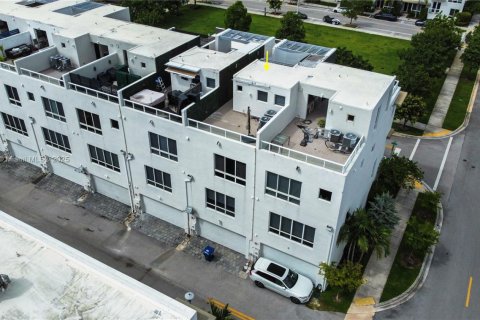 Townhouse in LANDMARK in Doral, Florida 4 bedrooms, 246.66 sq.m. № 1840986 - photo 26