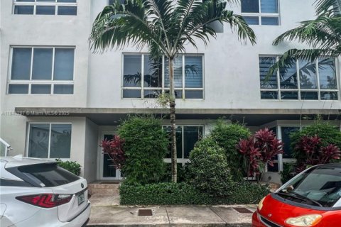 Townhouse in LANDMARK in Doral, Florida 4 bedrooms, 246.66 sq.m. № 1840986 - photo 2