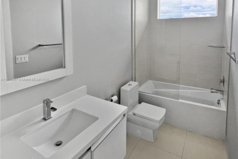 Townhouse in LANDMARK in Doral, Florida 4 bedrooms, 246.66 sq.m. № 1840986 - photo 16