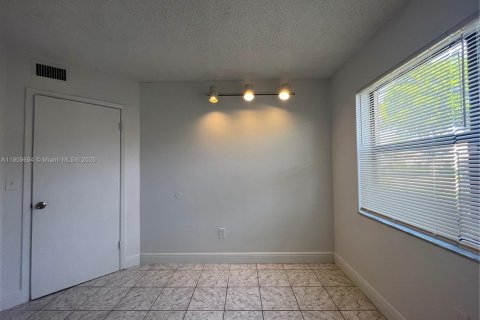 Condominio en alquiler en Miami, Florida, 3 dormitorios, 93.74 m2 № 2054273 - foto 7