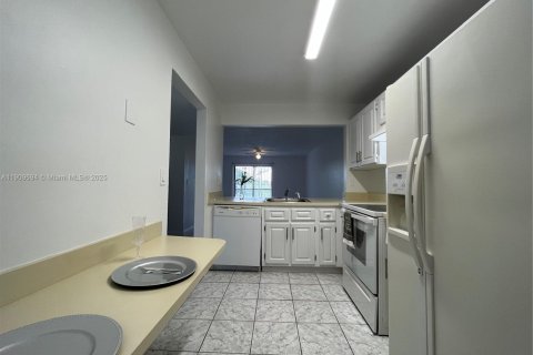 Condominio en alquiler en Miami, Florida, 3 dormitorios, 93.74 m2 № 2054273 - foto 2