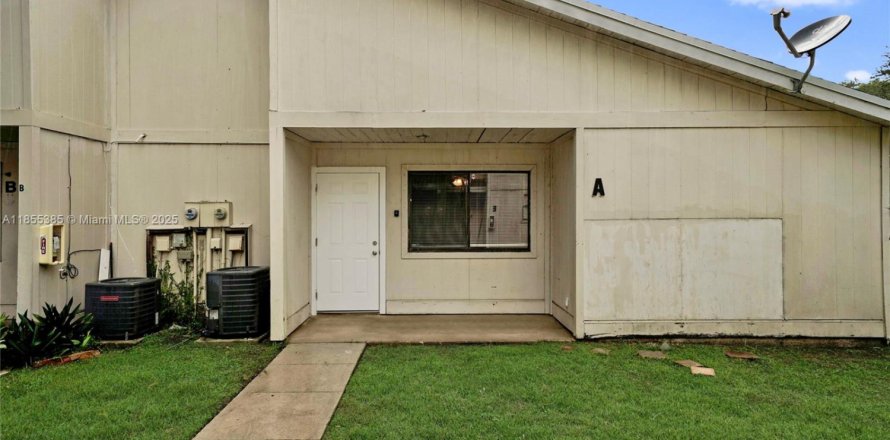 Townhouse in West Palm Beach, Florida 2 bedrooms, 82.5 sq.m. № 1921902