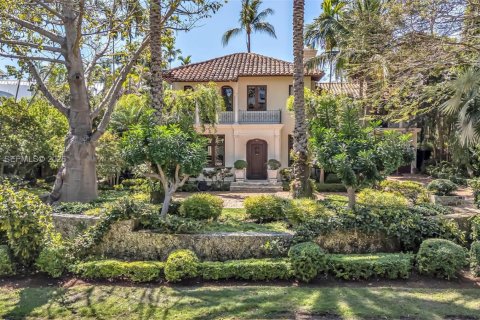 Casa en Miami, Florida 5 dormitorios, 396.6 m2 № 2056869