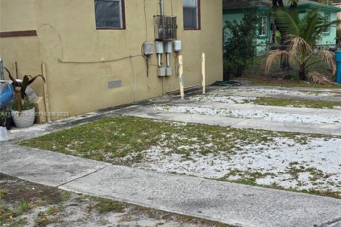 Commercial property in Miami, Florida 147.16 sq.m. № 2041975 - photo 9