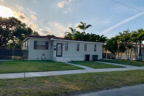House in Miami, Florida 3 bedrooms, 133.41 sq.m. № 1226656 - photo 1