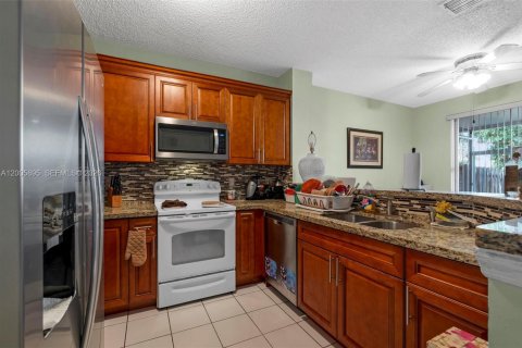 Touwnhouse à vendre à Deerfield Beach, Floride: 2 chambres, 139.73 m2 № 2070992 - photo 11