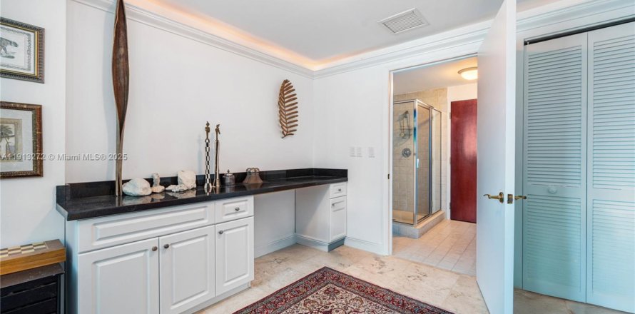 Студия в кондо в Серфсайд, Флорида № 1969822