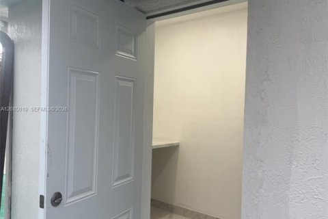 Villa ou maison à louer à Miami, Floride: 1 chambre, 46.45 m2 № 2353958 - photo 3