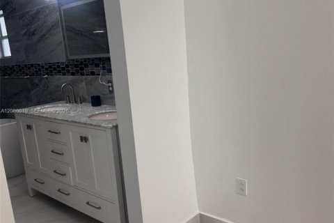 Villa ou maison à louer à Miami, Floride: 1 chambre, 46.45 m2 № 2353958 - photo 6