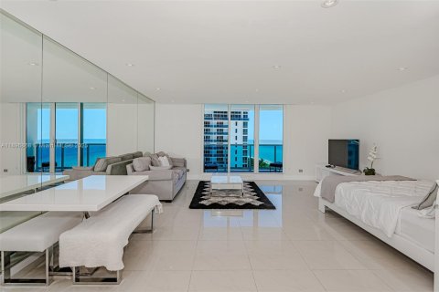 Condo in Miami Beach, Florida  № 1951118 - photo 2