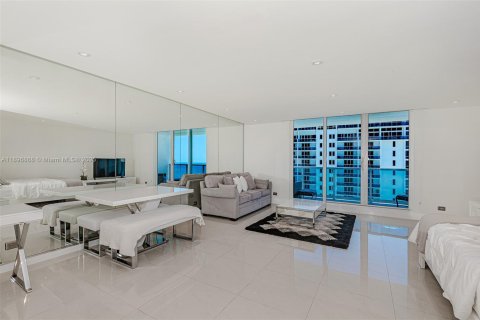 Condo in Miami Beach, Florida  № 1951118 - photo 1
