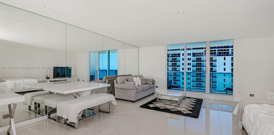 Studio in the Condo in Miami Beach, Florida  № 1951118