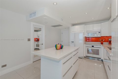 Condo in Miami Beach, Florida  № 1951118 - photo 12