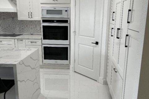 Купить виллу или дом в Майами-Гарденс, Флорида 3 комнаты, 275.73м2, № 2052713 - фото 28