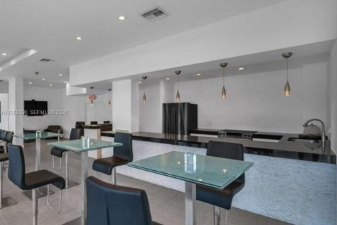 Condominio en alquiler en Fort Lauderdale, Florida, 2 dormitorios № 2080195 - foto 24