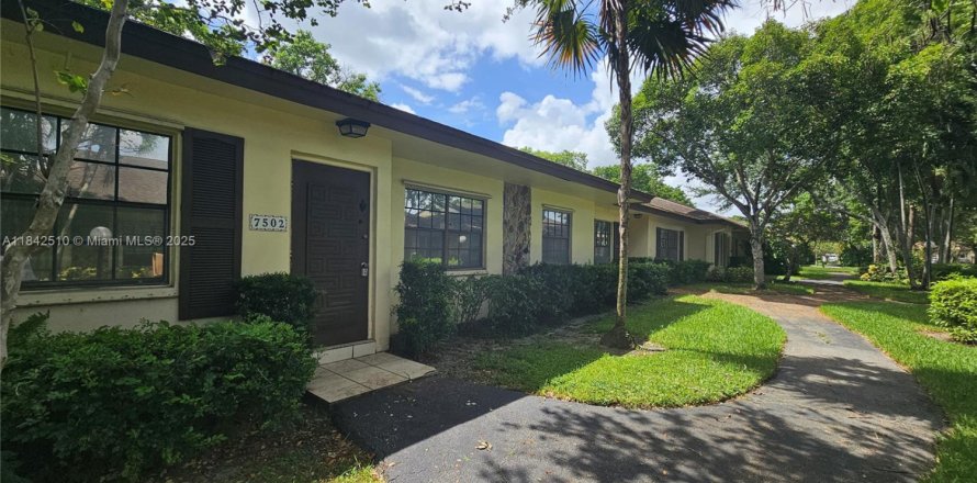 Casa en Davie, Florida 3 dormitorios, 137.5 m2 № 1939797