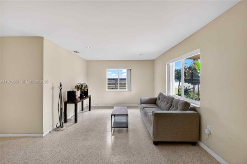 Купить коммерческую недвижимость в Эль Портал, Флорида 224.82м2, № 2032009 - фото 10