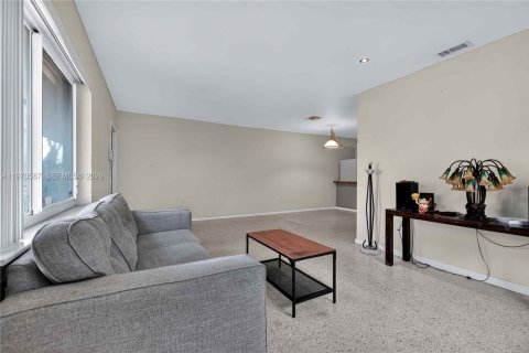 Купить коммерческую недвижимость в Эль Портал, Флорида 224.82м2, № 2032009 - фото 9