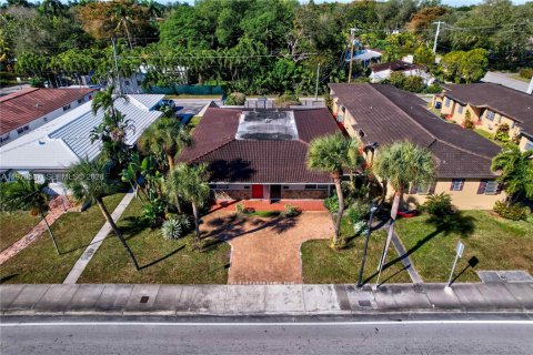 Коммерческая недвижимость в Эль Портал, Флорида 224.82м2 № 2032009