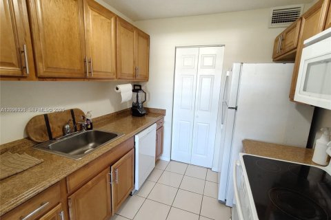 Copropriété à louer à Dania Beach, Floride: 1 chambre, 71.35 m2 № 2390157 - photo 2