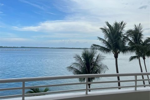 Condominio en venta en Miami, Florida, 3 dormitorios, 234.11 m2 № 1936445 - foto 2