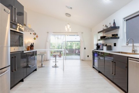 House in Boynton Beach, Florida 3 bedrooms, 181.07 sq.m. № 1946791 - photo 11