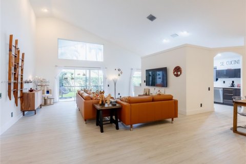 House in Boynton Beach, Florida 3 bedrooms, 181.07 sq.m. № 1946791 - photo 2