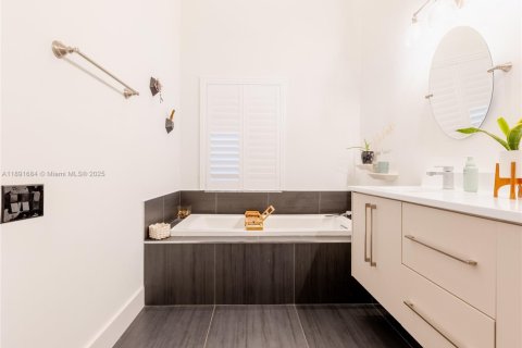 House in Boynton Beach, Florida 3 bedrooms, 181.07 sq.m. № 1946791 - photo 23