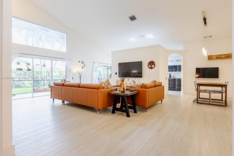 House in Boynton Beach, Florida 3 bedrooms, 181.07 sq.m. № 1946791 - photo 4