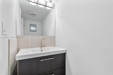 Condo in Miami, Florida, 1 bedroom  № 1823712 - photo 12