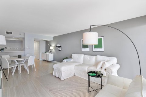 Condo in Miami, Florida, 1 bedroom  № 1823712 - photo 5