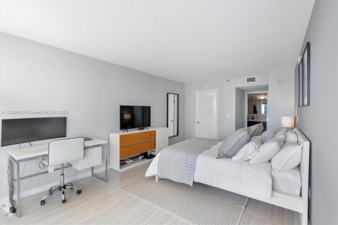 Condo in Miami, Florida, 1 bedroom  № 1823712 - photo 9